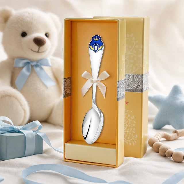 Kinderlöffel 925 Silber mit Prinz-Motiv in Emaille — Lifestyle-Setting, Geschenk zur Geburt für Jungen