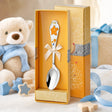 Kinderlöffel 925 Silber mit Sterne-Motiv in Gelb-Blau — Lifestyle-Setting, Geschenk zur Geburt für Jungen