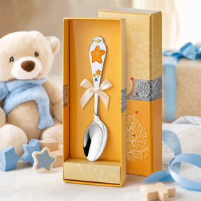 Kinderlöffel 925 Silber mit Sterne-Motiv in Gelb-Blau — Lifestyle-Setting, Geschenk zur Geburt für Jungen