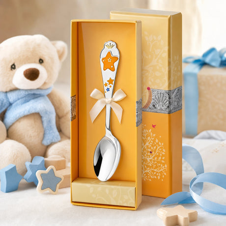Kinderlöffel 925 Silber mit Sterne-Motiv in Gelb-Blau — Lifestyle-Setting, Geschenk zur Geburt für Jungen