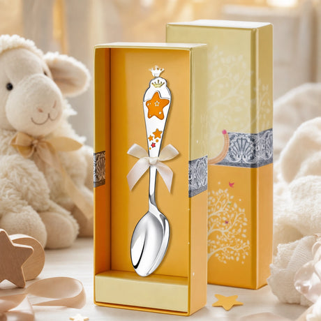 Kinderlöffel 925 Silber mit Sterne-Motiv in Gelb-Rot — Lifestyle-Setting, Geschenk zur Geburt