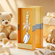 Kinderlöffel 925 Silber mit goldenem Teddybär-Motiv — Lifestyle-Setting, liebevolles Geschenk zur Geburt