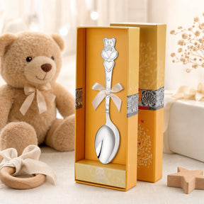 Kinderlöffel 925 Silber mit Teddybär-Motiv — Lifestyle-Setting, liebevolles Geschenk zur Geburt