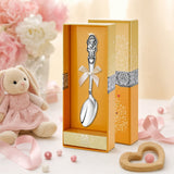 Kinderlöffel 925 Silber mit Mädchen-Motiv — Lifestyle-Setting, liebevolles Geschenk zur Geburt für Mädchen