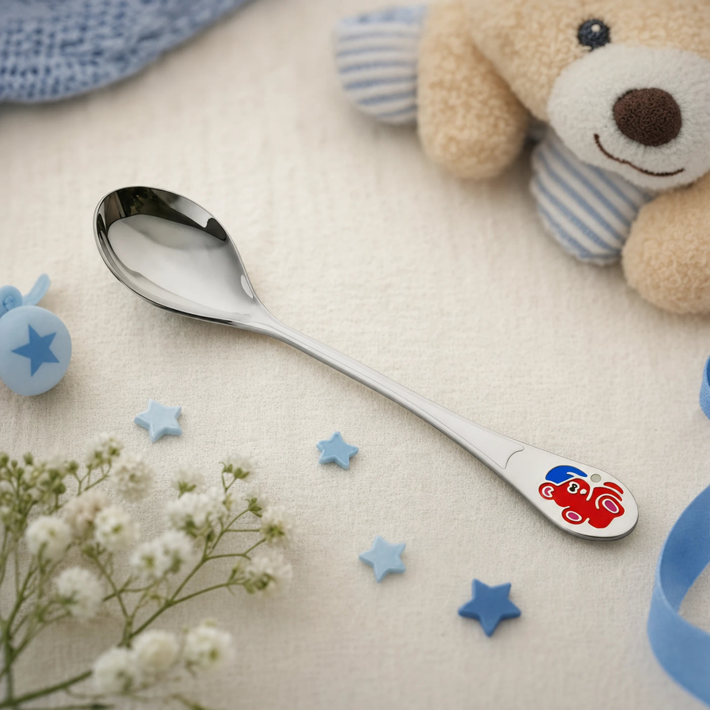 Kinderlöffel 925 Silber mit Bären-Motiv — Lifestyle-Setting, liebevolles Geschenk zur Geburt