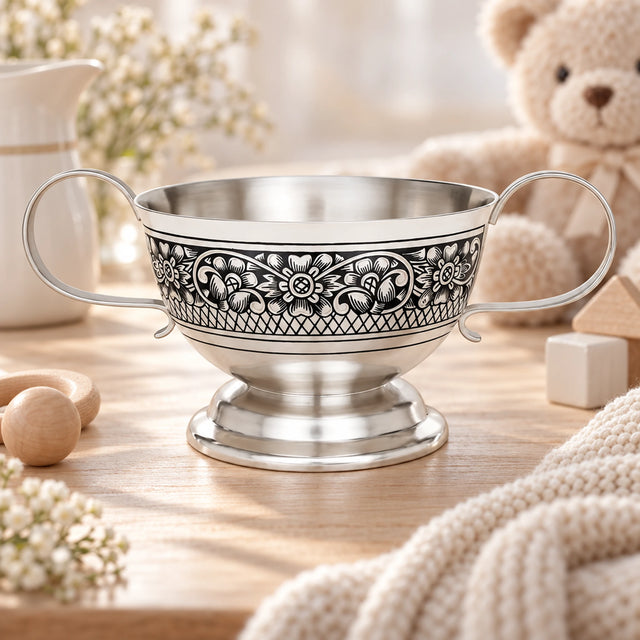 Kinderschale 925 Silber Niello-Ornament — Lifestyle-Setting, Geschenk zur Geburt und Taufe