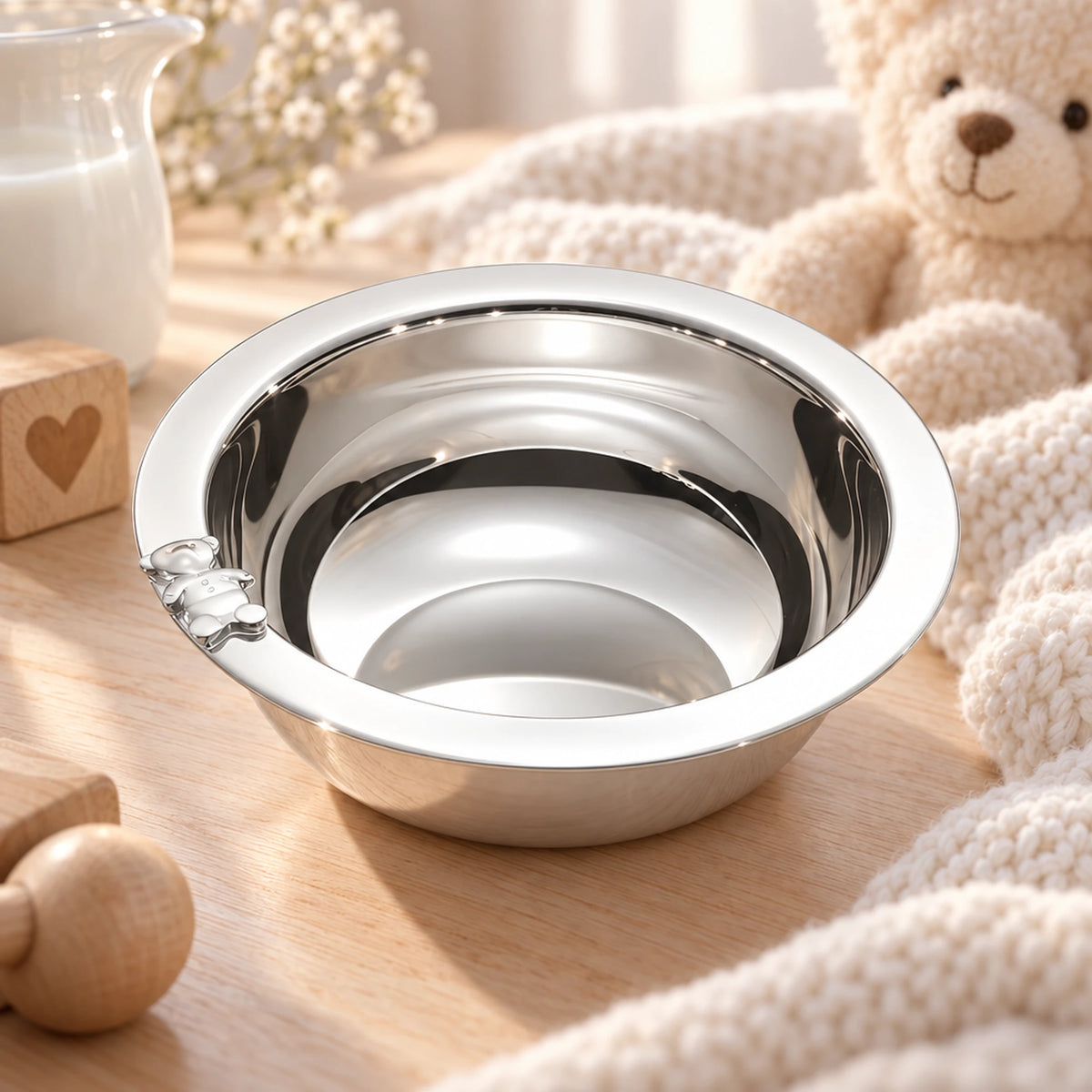 Kinderschale 925 Silber Teddy-Rand ohne Ball — Lifestyle-Setting, Geschenk zur Taufe
