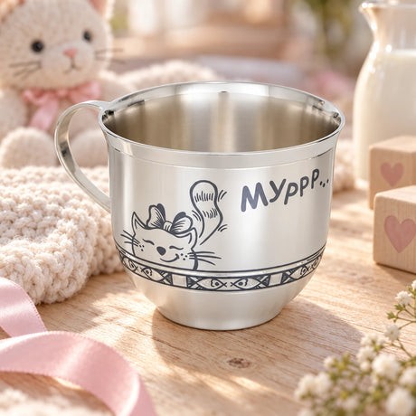 Kindertasse 925 Silber Kätzchen in Niello — Lifestyle-Setting, Geschenk zur Geburt und Taufe