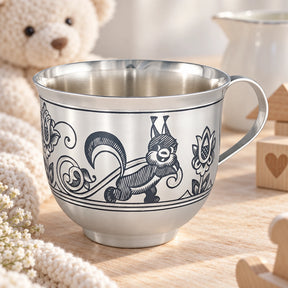 Kindertasse 925 Silber Eichhörnchen in Niello — Lifestyle-Setting, Geschenk zur Geburt und Taufe