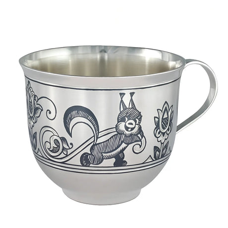 Kindertasse aus 925 Sterling Silber mit Niello-Verzierung & Eichhörnchen-Motiv – handgefertigt, antibakteriell & ideal als Geschenk für Kinder.