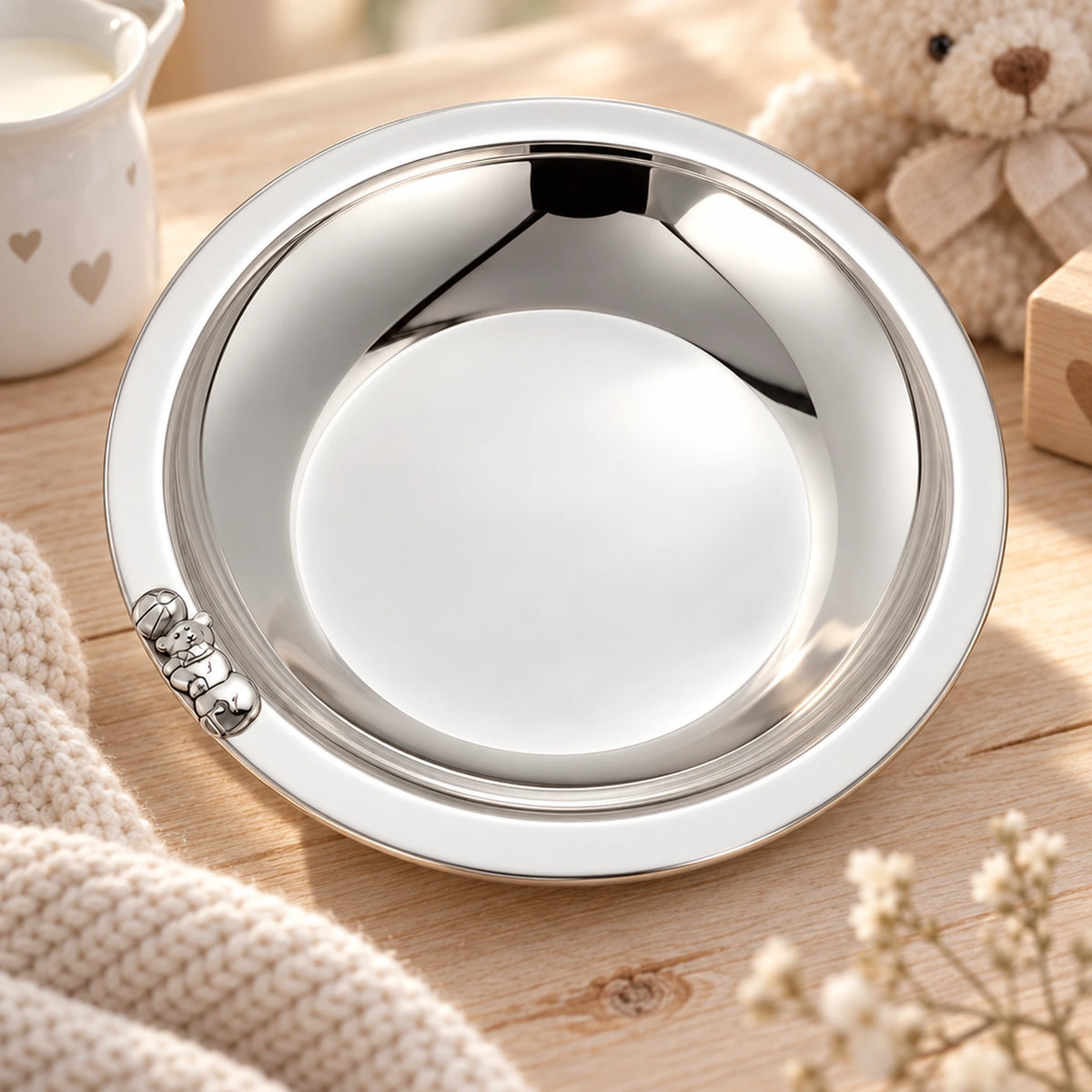 Kinderteller 925 Silber Bär mit Ball — Lifestyle-Setting, Geschenk zur Geburt und Taufe