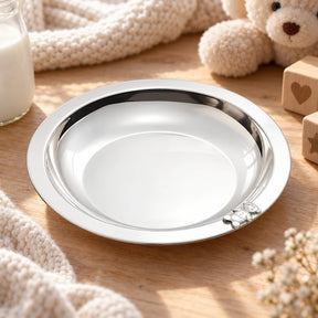 Kinderteller 925 Silber Teddybär-Relief — Lifestyle-Setting, Geschenk zur Geburt und Taufe