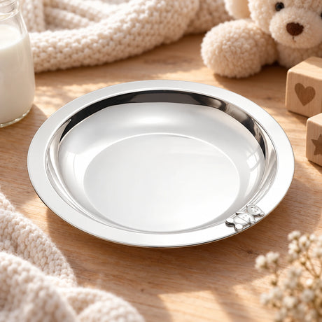 Kinderteller 925 Silber Teddybär-Relief — Lifestyle-Setting, Geschenk zur Geburt und Taufe