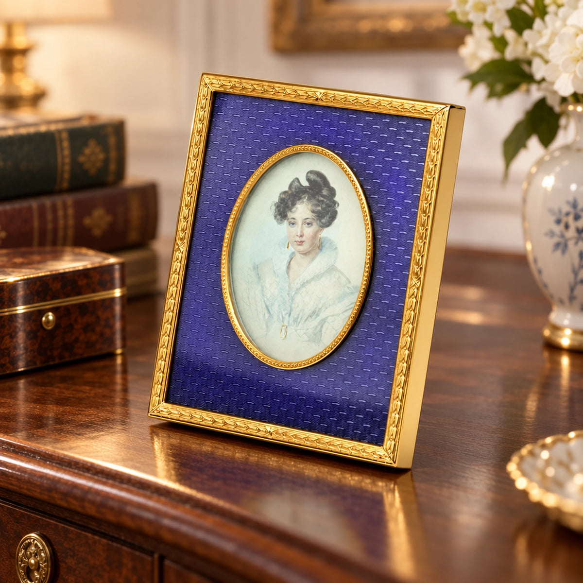 Kleine Bilderrahmen mit Emaille violett — Lifestyle-Setting auf klassischem Sekretär