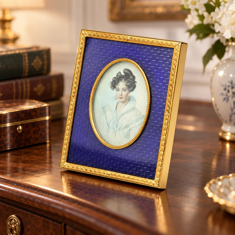 Kleine Bilderrahmen mit Emaille violett — Lifestyle-Setting auf klassischem Sekretär
