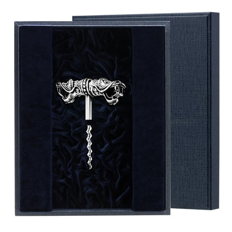 Korkenzieher Drache 925 Silber im Premium-Etui — stoffbezogenes Geschenketui mit Samt-Innenfutter Marineblau, geöffnet, ArgentA Souvenir-Linie Von der Seele