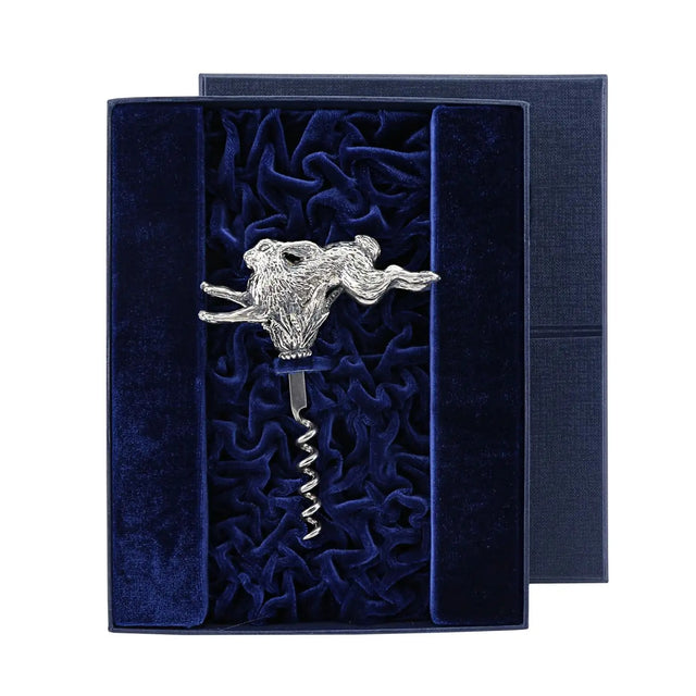 Korkenzieher Hase 925 Silber im Premium-Etui — stoffbezogenes Geschenketui mit Samt-Innenfutter in Marineblau, geöffnet, ArgentA Souvenir-Linie Von der Seele