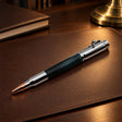 Kugelschreiber Bullet Edelholz Linde blau — Lifestyle-Setting am Schreibtisch