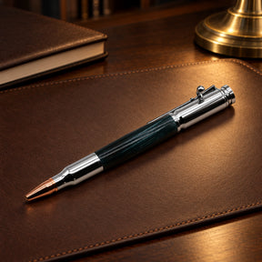 Kugelschreiber Bullet Edelholz Linde blau — Lifestyle-Setting am Schreibtisch