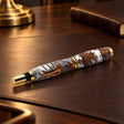Kugelschreiber Kiefernzapfen-Acryl-Hybrid — Lifestyle-Setting am Schreibtisch