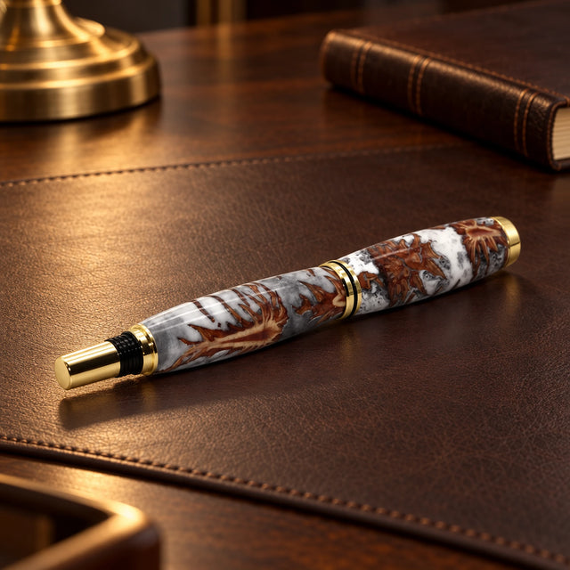 Kugelschreiber Kiefernzapfen-Acryl-Hybrid — Lifestyle-Setting am Schreibtisch