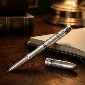 Kugelschreiber 925 Silber Nielloa Prestige mit Amethyst auf Walnuss-Schreibtisch, aufgeschlagenes Notizbuch und Messinglampe — Lifestyle