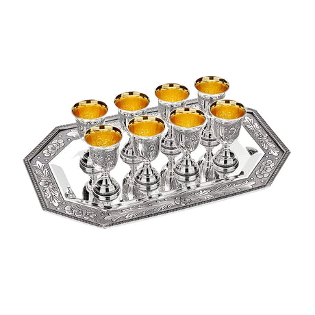 Schnapsgläser-Set 925 Silber vergoldet — acht goldene Stielgläser auf graviertem Silbertablett, 9-teilig