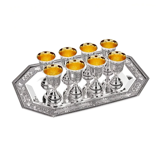 Schnapsgläser-Set 925 Silber vergoldet — acht goldene Stielgläser auf graviertem Silbertablett, 9-teilig