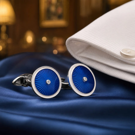 Manschettenknöpfe 925 Silber blaue Emaille mit Diamant an weißer Hemdmanschette auf dunkelblauer Seide — Lifestyle