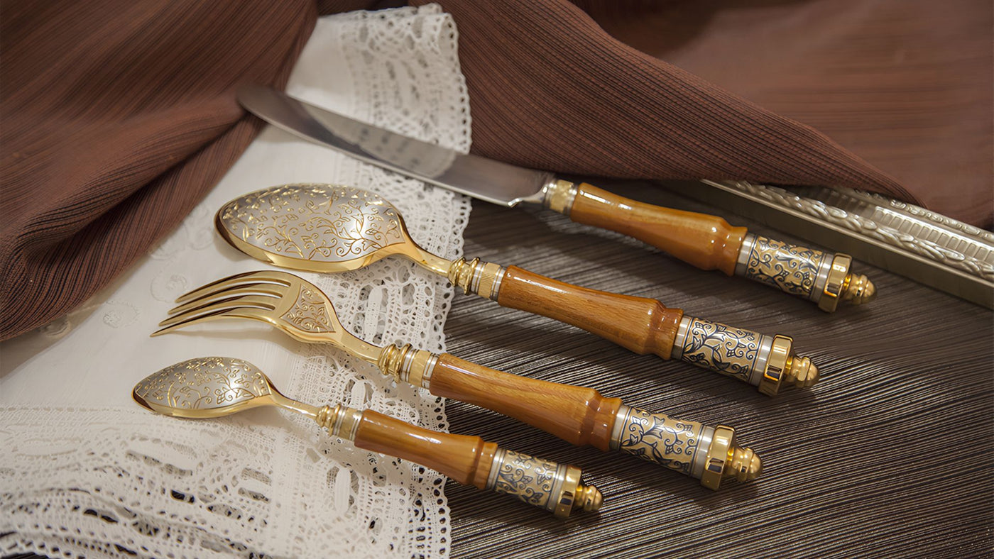 Exklusives Tafelsilber mit vergoldeten Ornamenten & Holzgriffen – luxuriöses Geschenkset für festliche Anlässe.