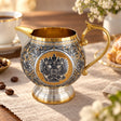 Milchkännchen 925 Silber vergoldet Souverän — Lifestyle-Setting am Kaffeetisch