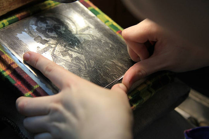 Handgravierte Ikone aus 925 Silber in der Werkstatt – kunstvolle Niello-Gravur als exklusives Geschenk zur Taufe oder Geburt.