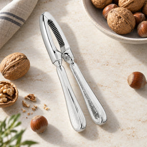 Nussknacker 925 Silber gehämmert (Hammerschlag) — Lifestyle-Setting am Küchentisch