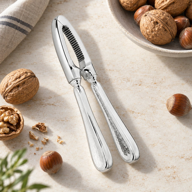 Nussknacker 925 Silber gehämmert (Hammerschlag) — Lifestyle-Setting am Küchentisch