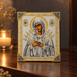 Orthodoxe Ikone "Mutter Gottes" 925 Silber Niello — Lifestyle-Setting im Andachtswinkel