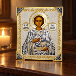 Orthodoxe Ikone Panteleimon der Heiler 925 Silber — Lifestyle-Setting im Andachtswinkel