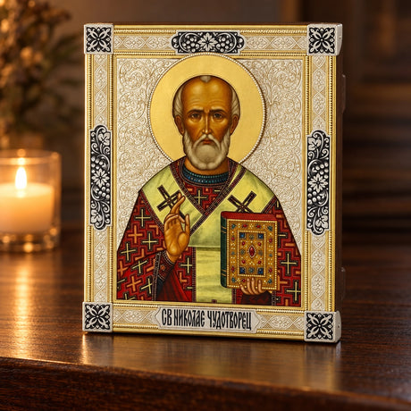 Orthodoxe Ikone "St. Nicholas" Niello & Vergoldung — Lifestyle-Setting im Andachtswinkel