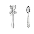Persönliches Taufset 925 Silber Sitzender Teddy – Stielrassel und Geburtslöffel als Freisteller nebeneinander auf Weiß, beide gravierbar