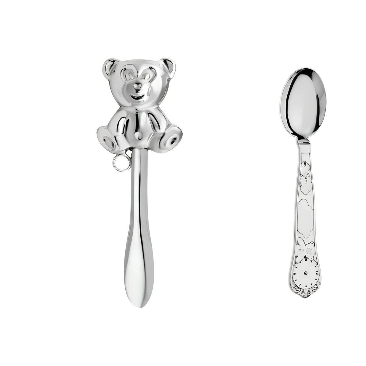 Persönliches Taufset 925 Silber Sitzender Teddy – Stielrassel und Geburtslöffel als Freisteller nebeneinander auf Weiß, beide gravierbar