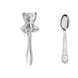 Persönliches Taufset 925 Silber Sitzender Teddy – Stielrassel und Geburtslöffel als Freisteller nebeneinander auf Weiß, beide gravierbar