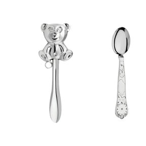 Persönliches Taufset 925 Silber Sitzender Teddy – Stielrassel und Geburtslöffel als Freisteller nebeneinander auf Weiß, beide gravierbar