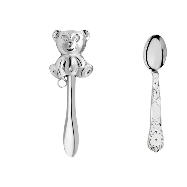 Persönliches Taufset 925 Silber Sitzender Teddy – Stielrassel und Geburtslöffel als Freisteller nebeneinander auf Weiß, beide gravierbar