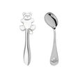 Persönliches Taufset 925 Silber Teddy-Silhouette – Stielrassel und gebogener Babylöffel als Freisteller nebeneinander auf Weiß, beide gravierbar