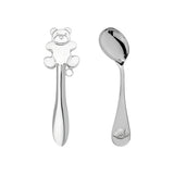 Persönliches Taufset 925 Silber Teddy-Silhouette – Stielrassel und gebogener Babylöffel als Freisteller nebeneinander auf Weiß, beide gravierbar