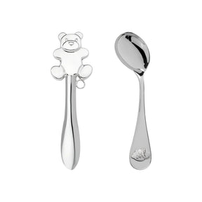 Persönliches Taufset 925 Silber Teddy-Silhouette – Stielrassel und gebogener Babylöffel als Freisteller nebeneinander auf Weiß, beide gravierbar