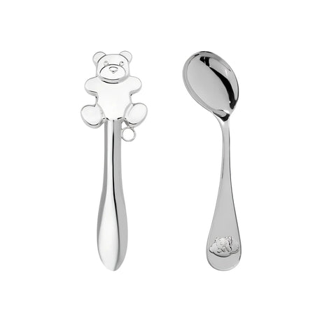 Persönliches Taufset 925 Silber Teddy-Silhouette – Stielrassel und gebogener Babylöffel als Freisteller nebeneinander auf Weiß, beide gravierbar