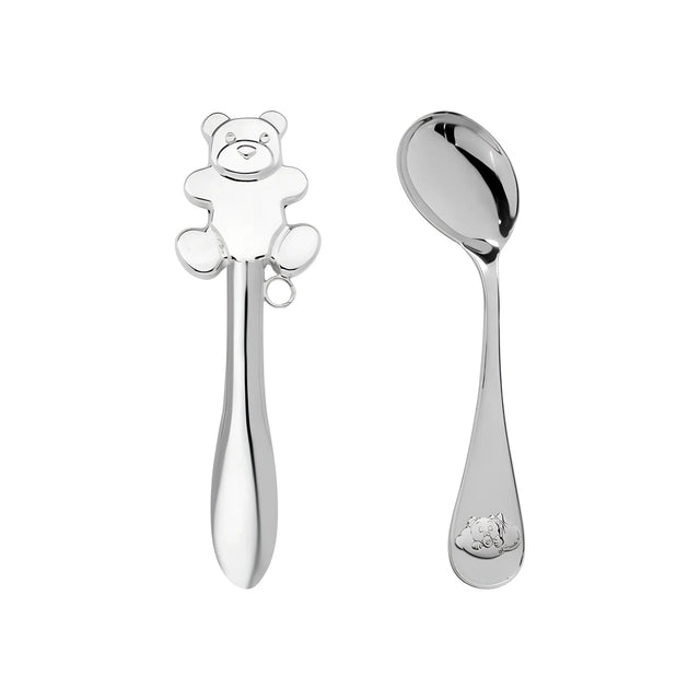 Persönliches Taufset 925 Silber Teddy-Silhouette – Stielrassel und gebogener Babylöffel als Freisteller nebeneinander auf Weiß, beide gravierbar