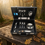 Geöffnetes Jäger-Picknick-Set aus 925 Silber im Lederoptik-Koffer auf einer Holzbank im Herbstwald — Lifestyle