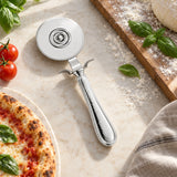 Pizzaschneider 925 Silber gehämmert (Hammerschlag) — Lifestyle-Setting am Küchentisch