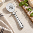 Pizzaschneider 925 Silber Inglese (Serie Inglese) — Lifestyle-Setting am Küchentisch